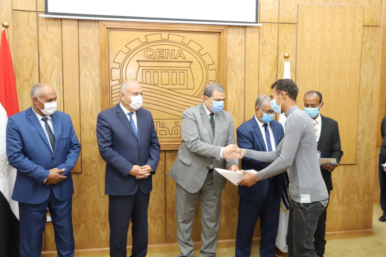 سعفان ومحافظ قنا يسلمان شهادات اتمام التدريب على 7 مهن  بمركز قفط والوحدة المتنقلة