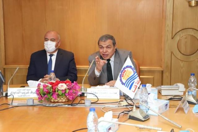 سعفان يلتقى العمالة العائدة من الخارج بقنا لمساعدتهم فى عمل مشروعات.. بالصور