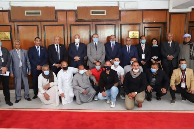 سعفان يلتقى العمالة العائدة من الخارج بقنا لمساعدتهم فى عمل مشروعات.. بالصور
