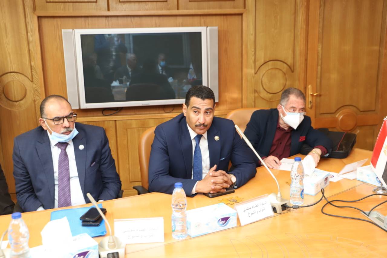 سعفان ومحافظ قنا يلتقيان العمالة العائدة من الخارج لمساعدتهم في عمل مشروعات صغيرة
