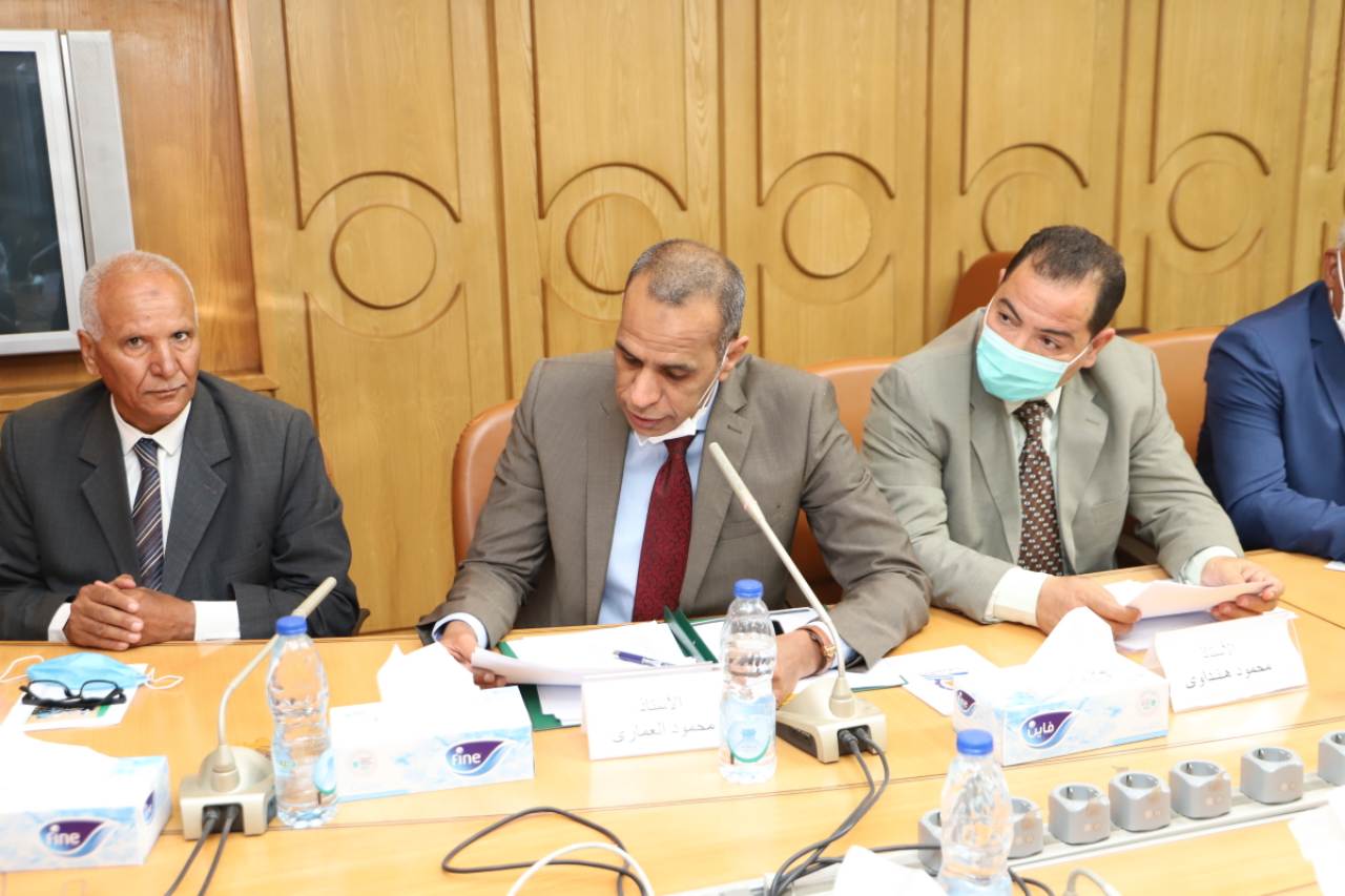 سعفان ومحافظ قنا يلتقيان العمالة العائدة من الخارج لمساعدتهم في عمل مشروعات صغيرة