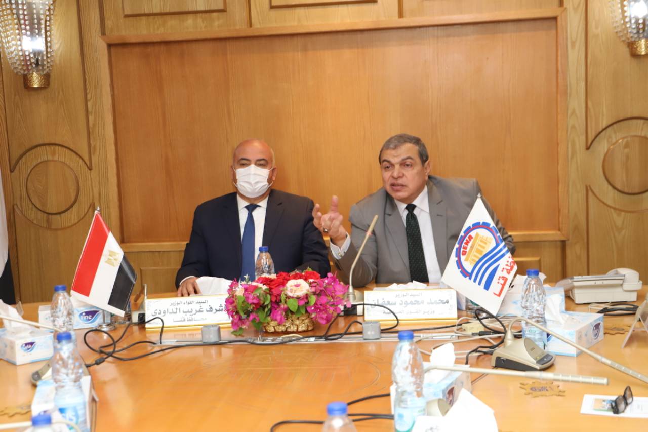 سعفان ومحافظ قنا يلتقيان العمالة العائدة من الخارج لمساعدتهم في عمل مشروعات صغيرة