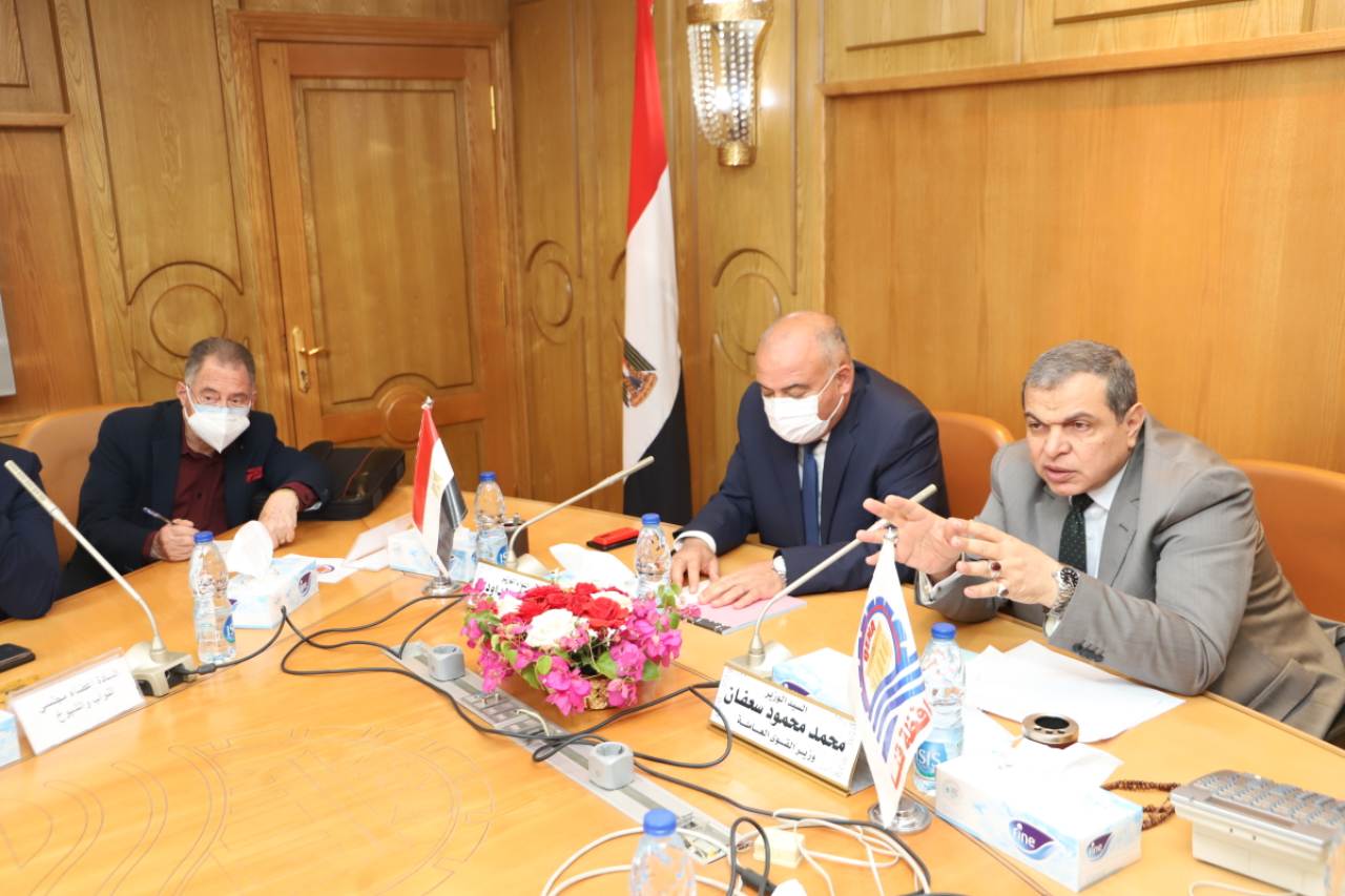 سعفان ومحافظ قنا يلتقيان العمالة العائدة من الخارج لمساعدتهم في عمل مشروعات صغيرة