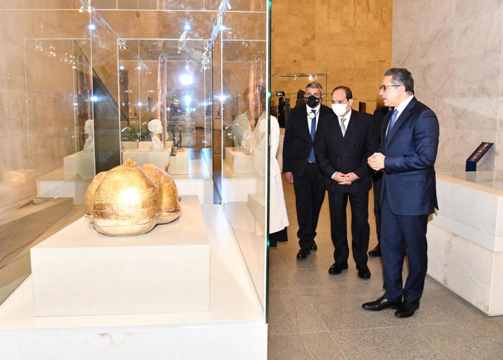 يضم قطع نادرة .. الرئيس السيسي يستمع لشرح تفصيلي من وزير الاثار اثناء افتتاح متحف الحضارة ...صور