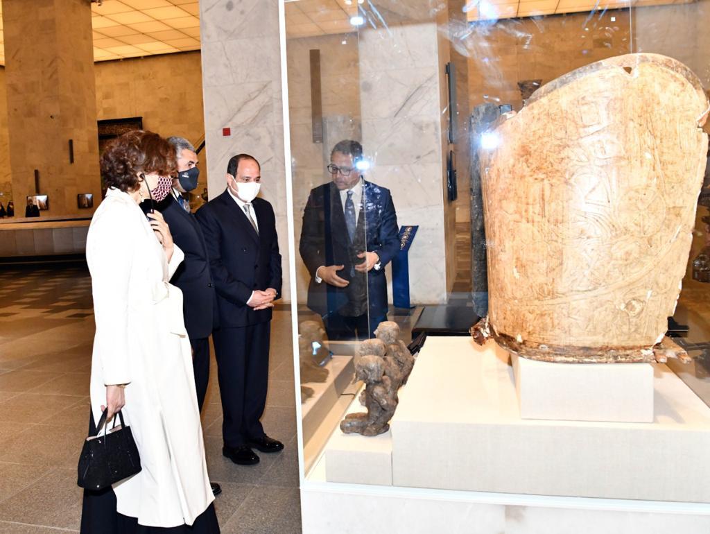 يضم قطع نادرة .. الرئيس السيسي يستمع لشرح تفصيلي من وزير الاثار اثناء افتتاح متحف الحضارة ...صور