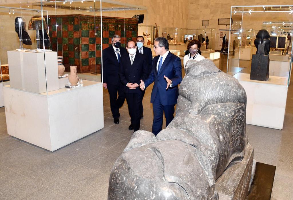 يضم قطع نادرة .. الرئيس السيسي يستمع لشرح تفصيلي من وزير الاثار اثناء افتتاح متحف الحضارة ...صور