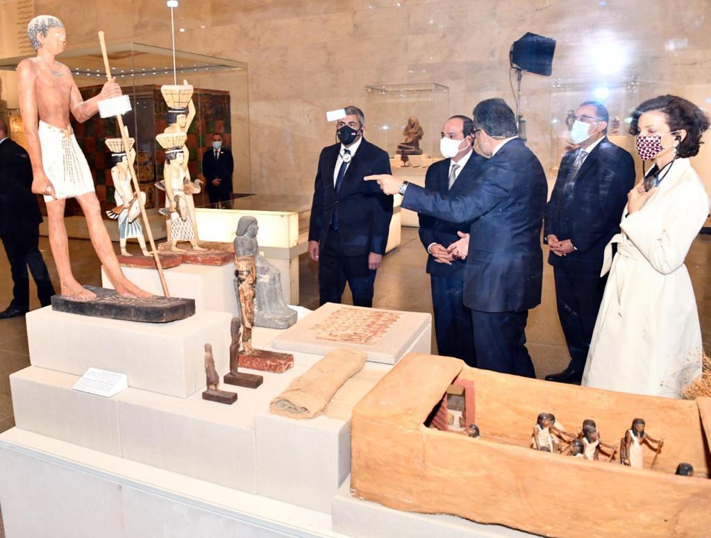 يضم قطع نادرة .. الرئيس السيسي يستمع لشرح تفصيلي من وزير الاثار اثناء افتتاح متحف الحضارة ...صور
