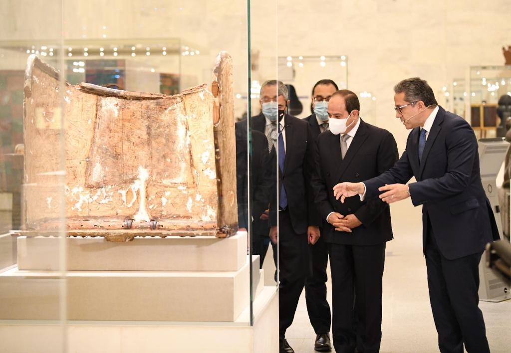 يضم قطع نادرة .. الرئيس السيسي يستمع لشرح تفصيلي من وزير الاثار اثناء افتتاح متحف الحضارة ...صور