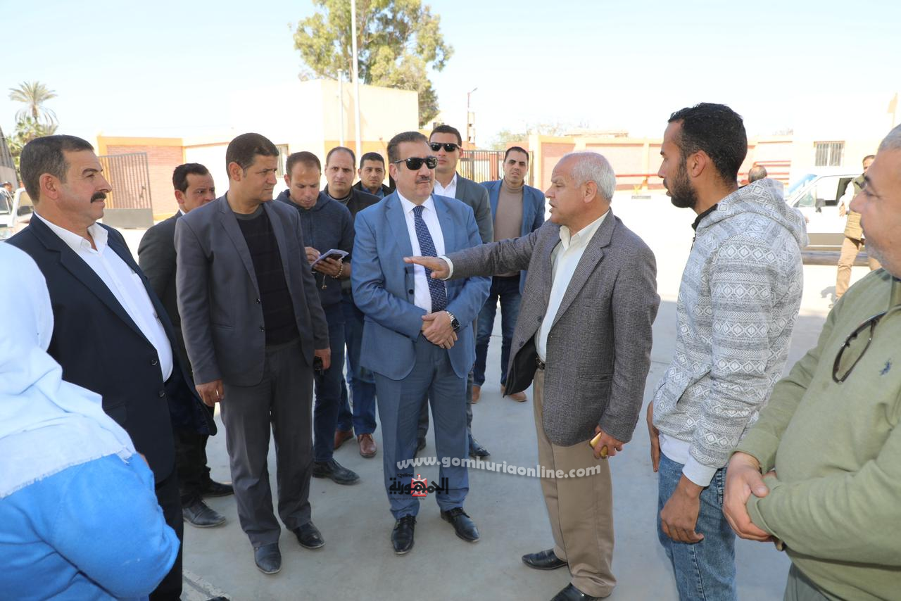 محافظ المنوفية خلال جولته بصوامع قويسنا
