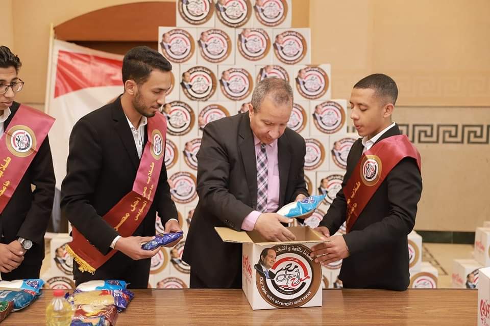 كرتونة رمضان هدية أسرة طلاب من أجل مصر بجامعة السويس   