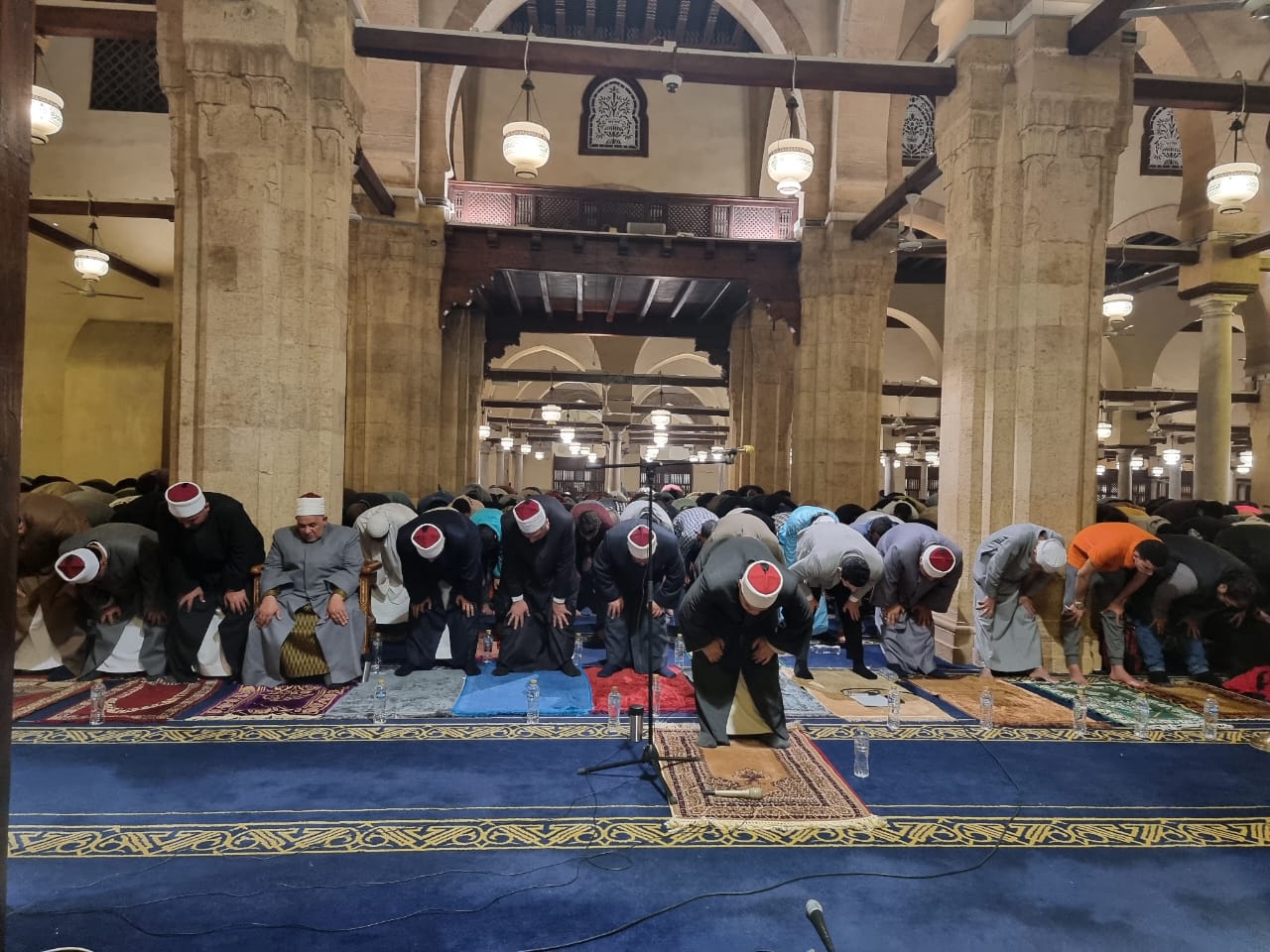 يبتغون الدرجات..آلاف المصلين يؤدون العشاء والتراويح بجامع الأزهر 