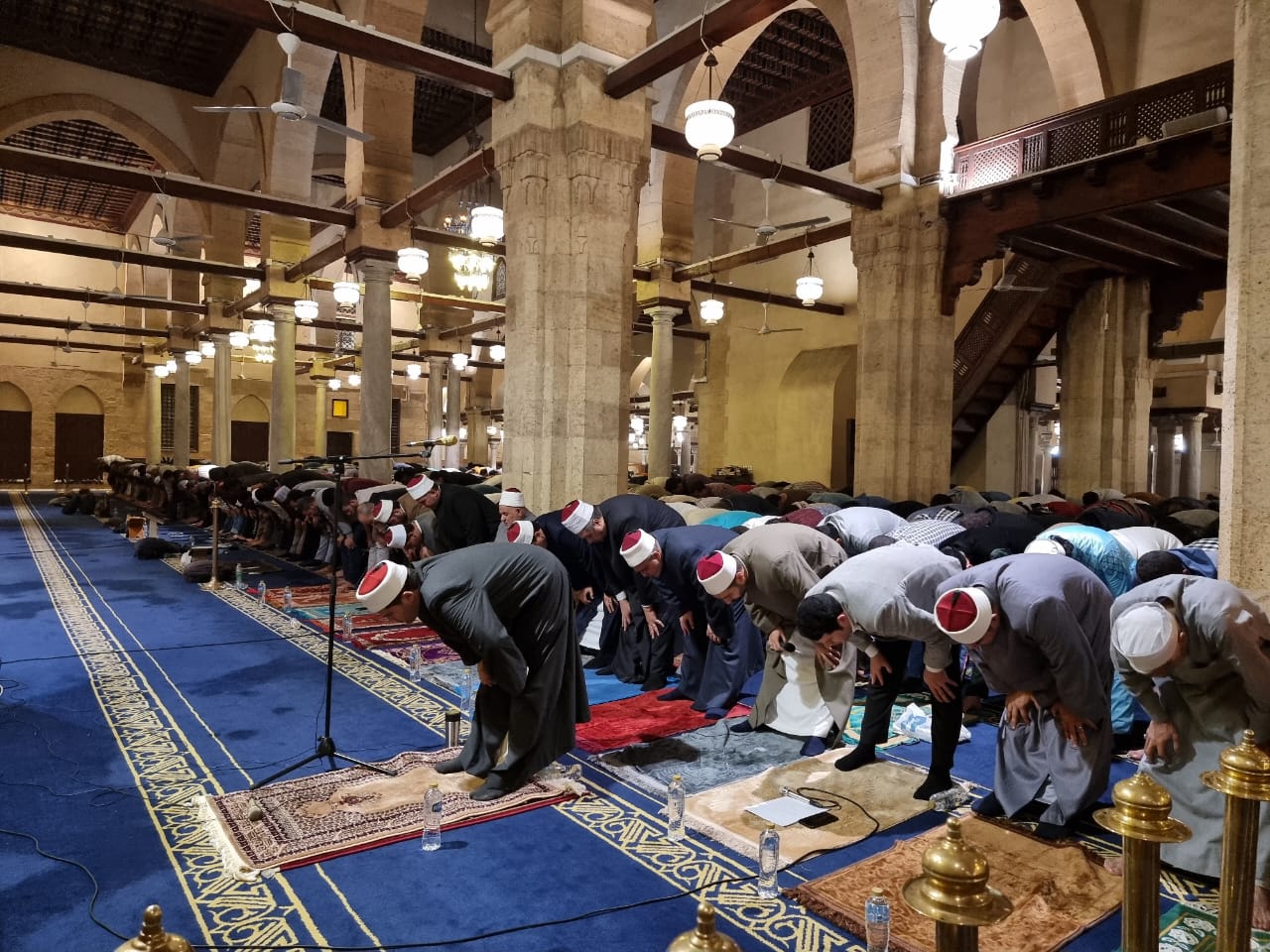 يبتغون الدرجات..آلاف المصلين يؤدون العشاء والتراويح بجامع الأزهر 
