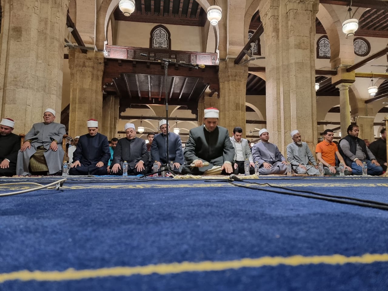 يبتغون الدرجات..آلاف المصلين يؤدون العشاء والتراويح بجامع الأزهر 