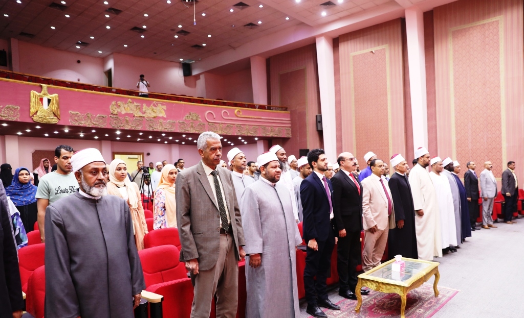 محافظ أسوان يسلم حفظة القرآن الكريم الجوائز المالية