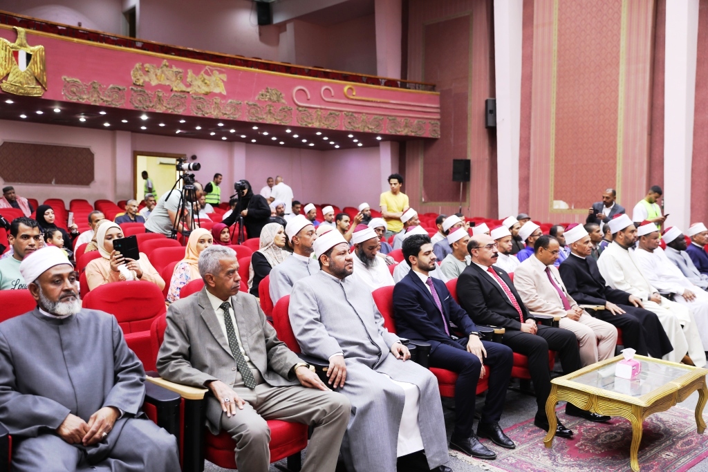 محافظ أسوان يسلم حفظة القرآن الكريم الجوائز المالية