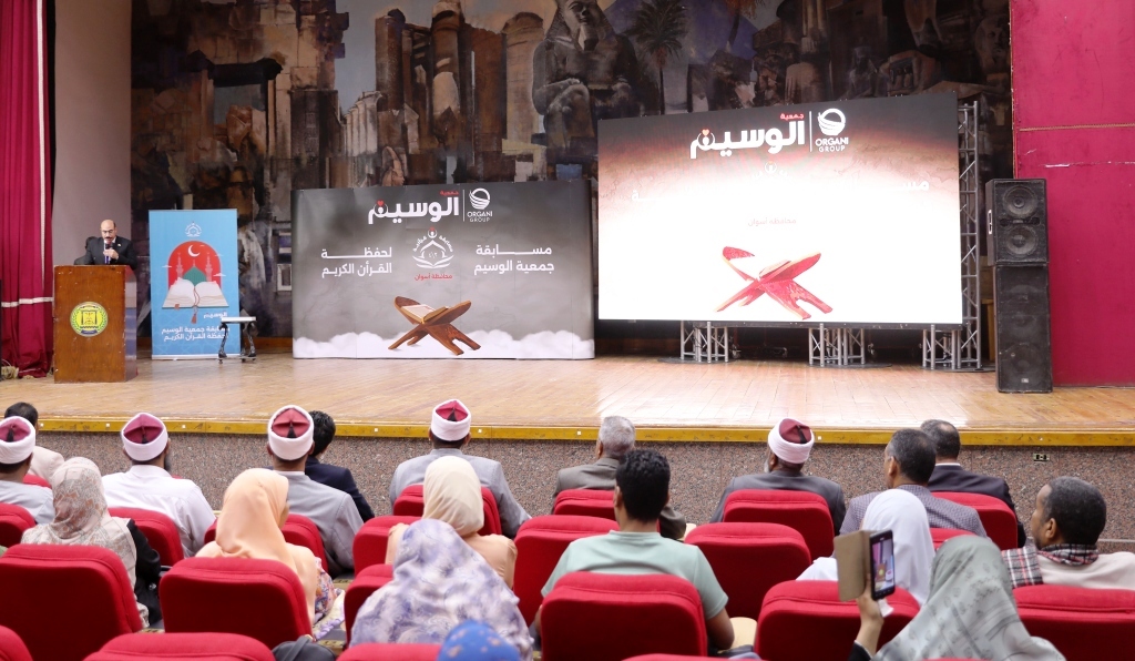 محافظ أسوان يسلم حفظة القرآن الكريم الجوائز المالية
