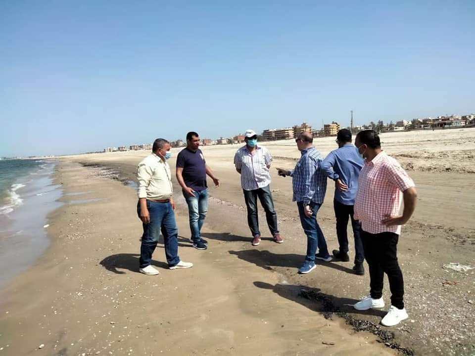 رئيس مدينه جمصه يتفقد شواطئ جمصه 