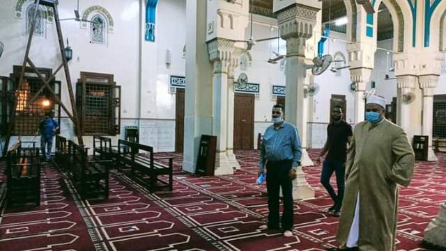 الوحدة المحلية لمركز قنا تبدأ فى تنفيذ حملة لتعقيم المساجد والمنشآت العامة