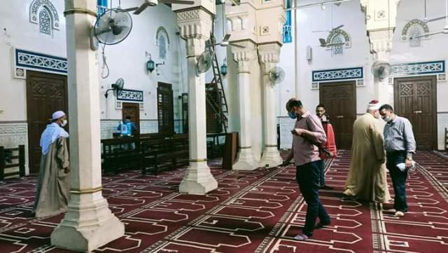 الوحدة المحلية لمركز قنا تبدأ فى تنفيذ حملة لتعقيم المساجد والمنشآت العامة