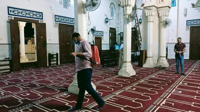الوحدة المحلية لمركز قنا تبدأ فى تنفيذ حملة لتعقيم المساجد والمنشآت العامة
