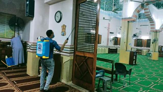 الوحدة المحلية لمركز قنا تبدأ فى تنفيذ حملة لتعقيم المساجد والمنشآت العامة
