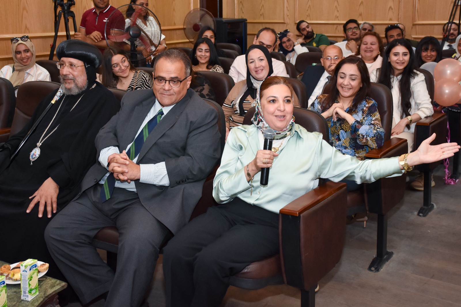 الأنبا أرميا يشهد مناقشة رسالة ماجستير بصيدلة عين شمس