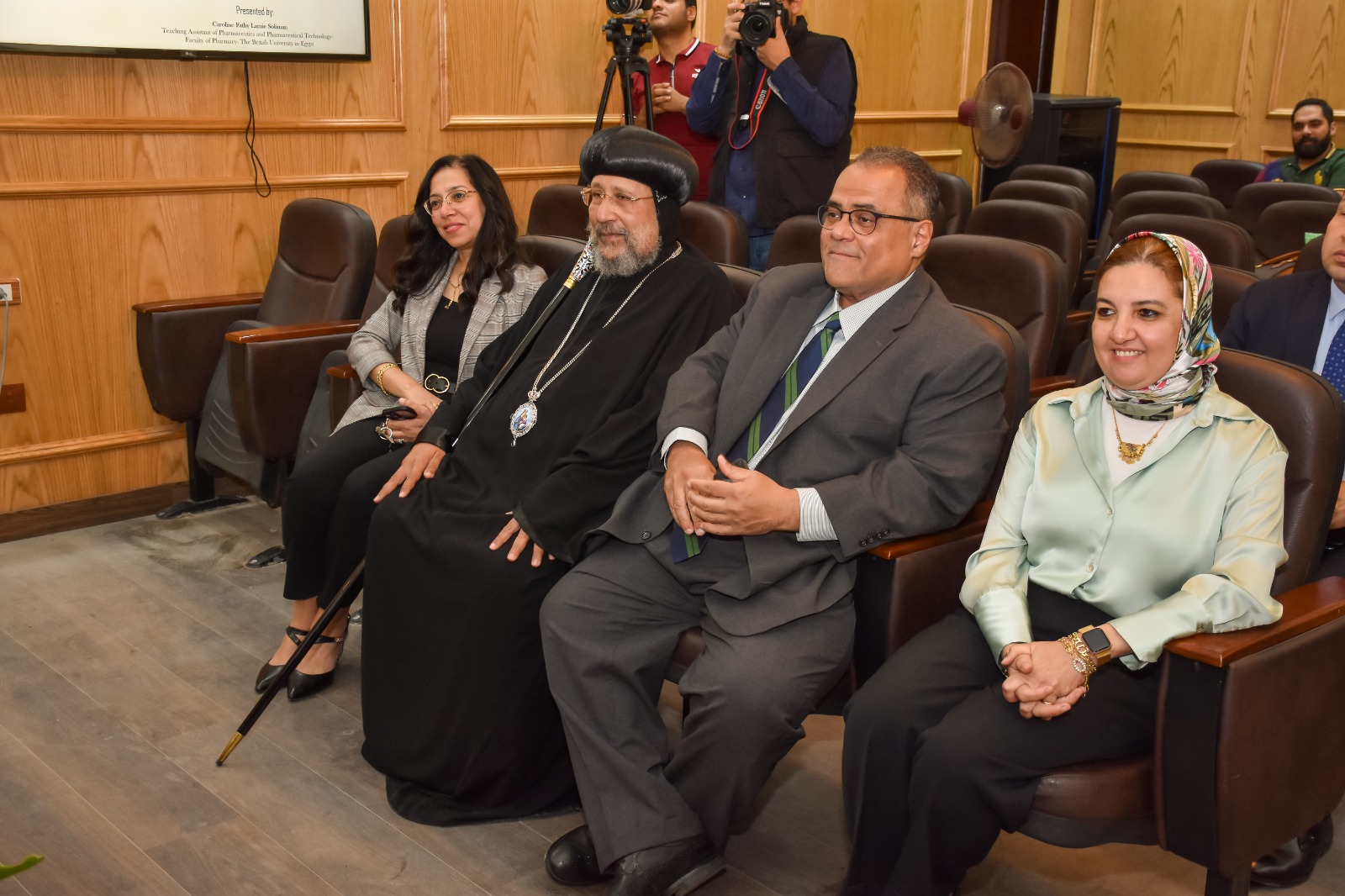 الأنبا أرميا يشهد مناقشة رسالة ماجستير بصيدلة عين شمس