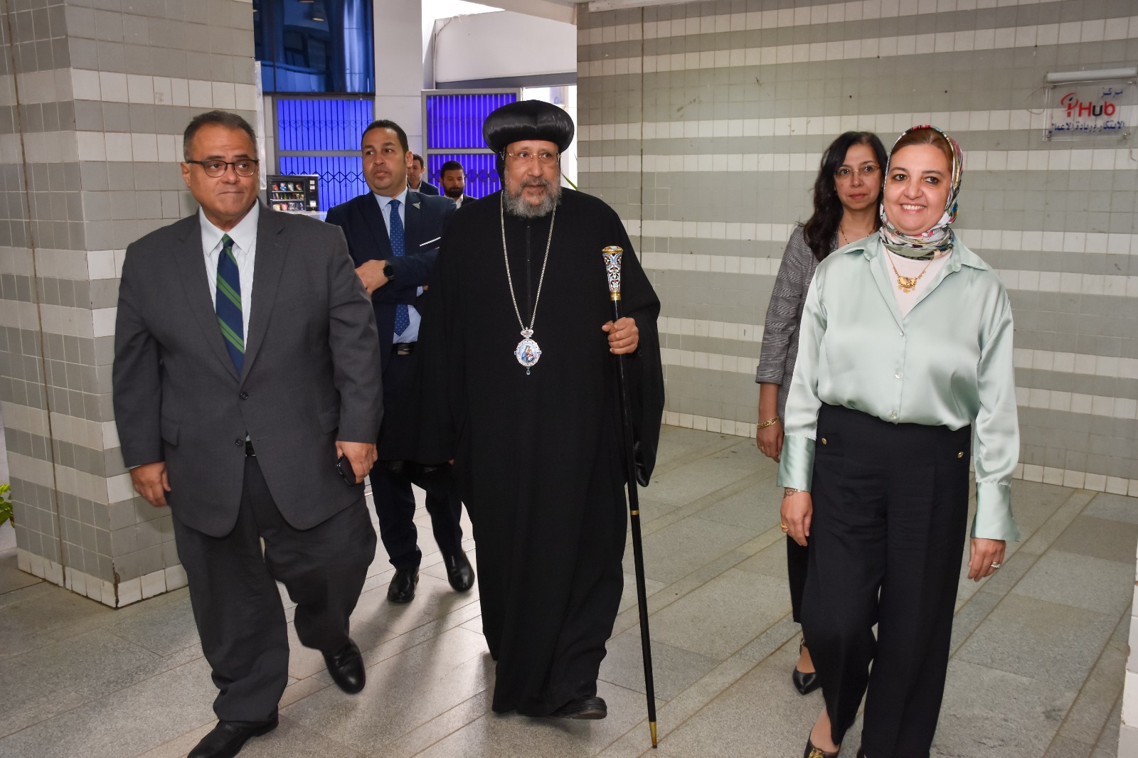 الأنبا أرميا يشهد مناقشة رسالة ماجستير بصيدلة عين شمس