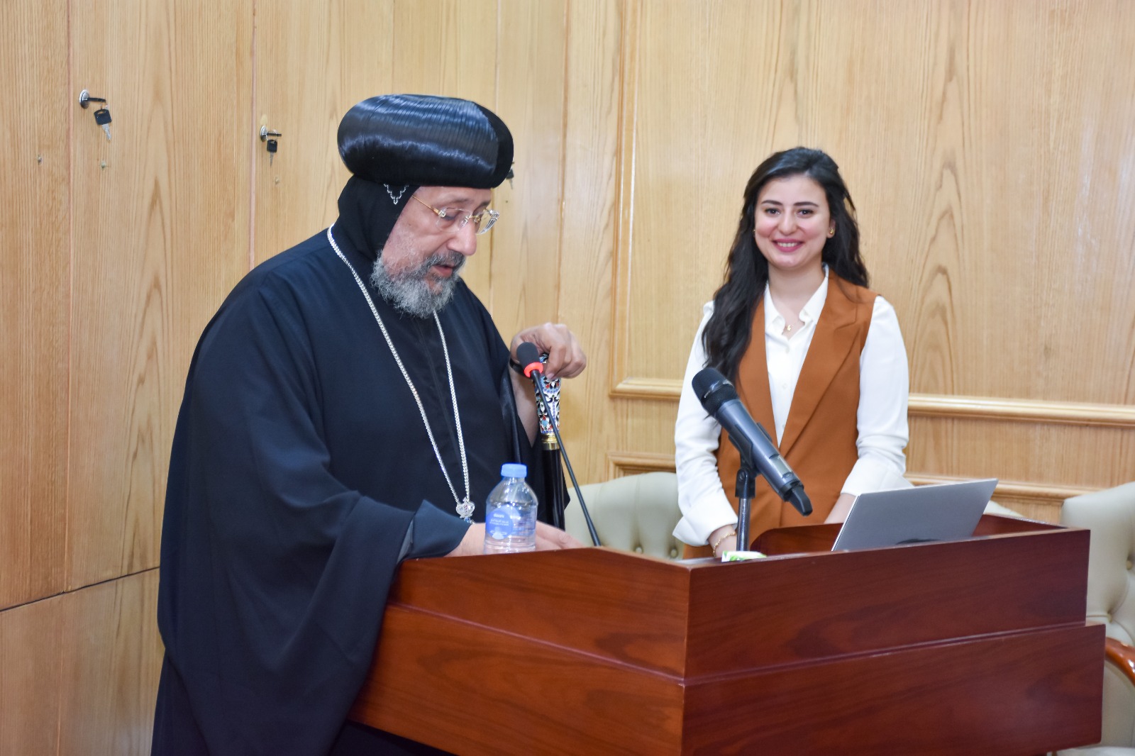 الأنبا أرميا يشهد مناقشة رسالة ماجستير بصيدلة عين شمس