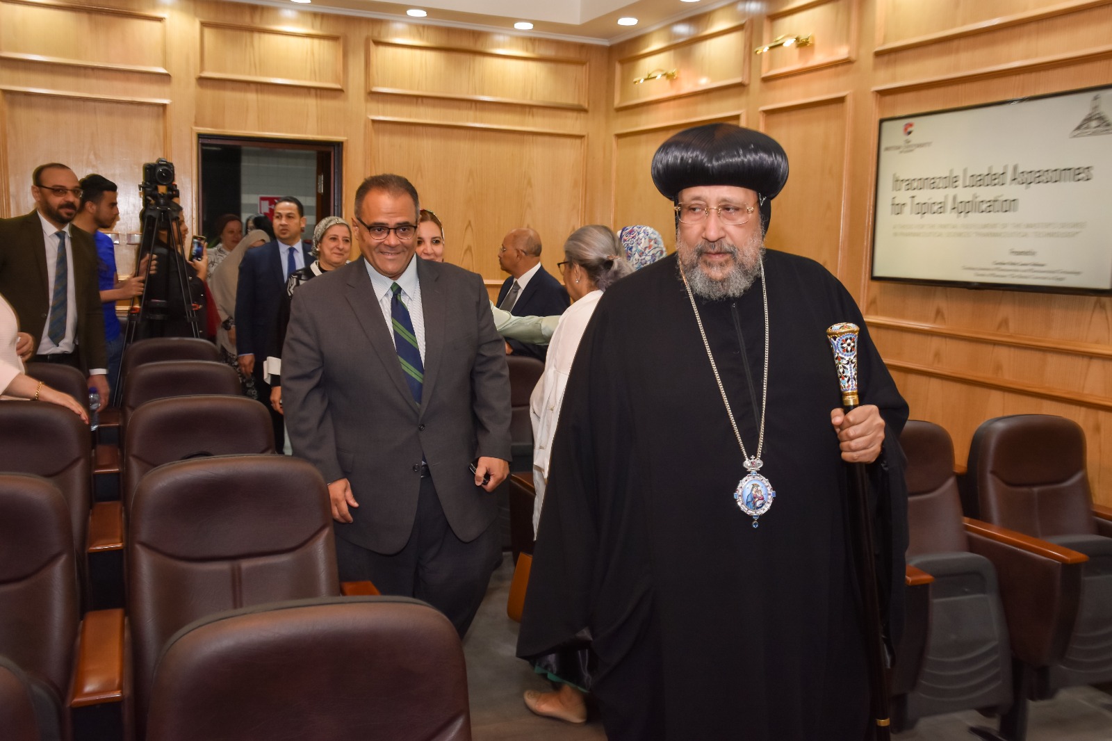 الأنبا أرميا يشهد مناقشة رسالة ماجستير بصيدلة عين شمس