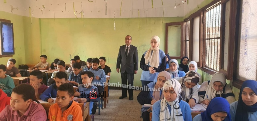 الدكتور محمد صلاح خلال تفقده مدارس قويسنا