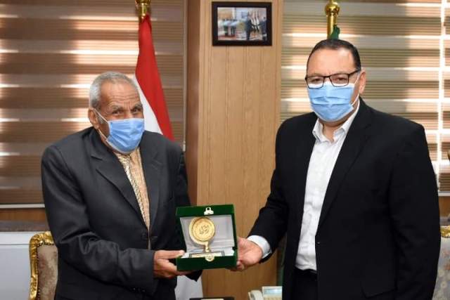 عمره 83 عاما .محافظ الشرقية يُكرم حسني هداهد الحاصل على ماجستير في الأدب العربي .صور
