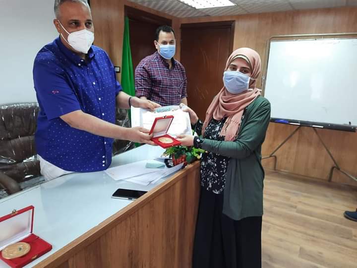 وكيل وزارة الشباب والرياضة بالقليوبية يكرم  مديري الادارات  المتميزين 