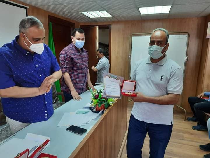 وكيل وزارة الشباب والرياضة بالقليوبية يكرم  مديري الادارات  المتميزين 