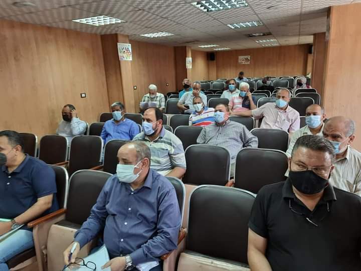 وكيل وزارة الشباب والرياضة بالقليوبية يكرم  مديري الادارات  المتميزين 