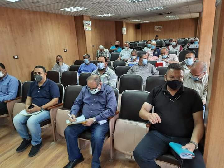 وكيل وزارة الشباب والرياضة بالقليوبية يكرم  مديري الادارات  المتميزين 