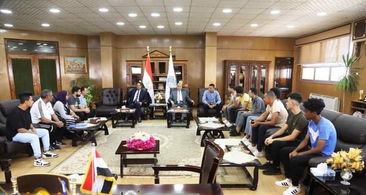 رئيس جامعة جنوب الوادى يقرر صرف مكافأة إجادة لفريق كرة القدم بكلية الحقوق