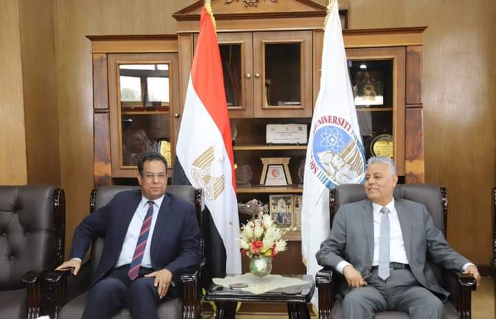 رئيس جامعة جنوب الوادى يقرر صرف مكافأة إجادة لفريق كرة القدم بكلية الحقوق
