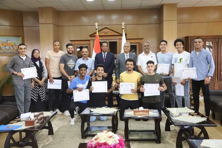 رئيس جامعة جنوب الوادى يقرر صرف مكافأة إجادة لفريق كرة القدم بكلية الحقوق