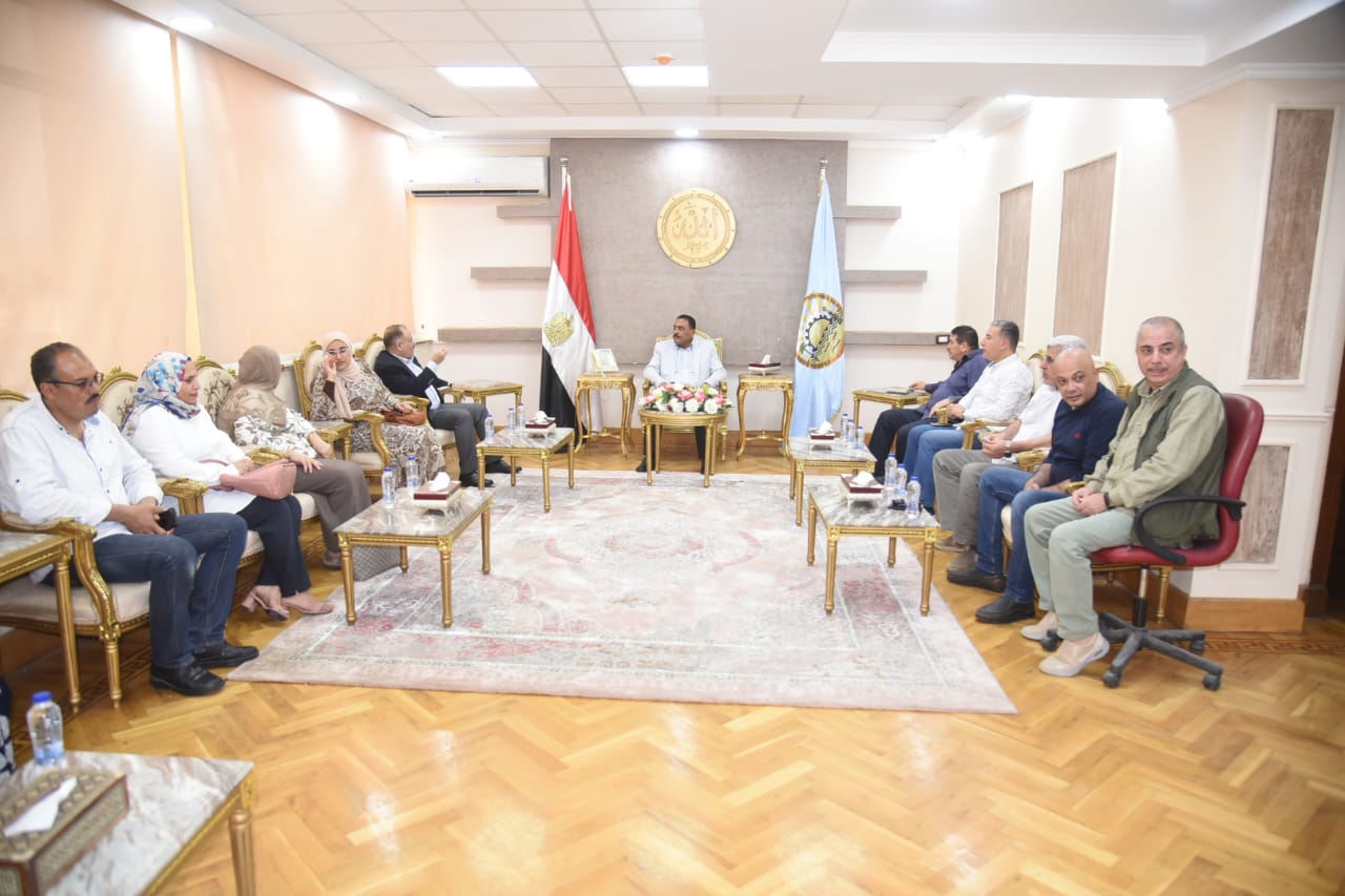 محافظ مطروح يلتقي مديري المديريات والإدارات والقطاعات بمطروح