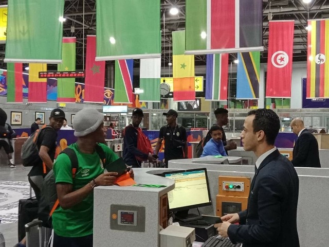 بالصور - منتخب زيمبابوي يغادر مطار القاهرة بعد وداع البطولة الأفريقية