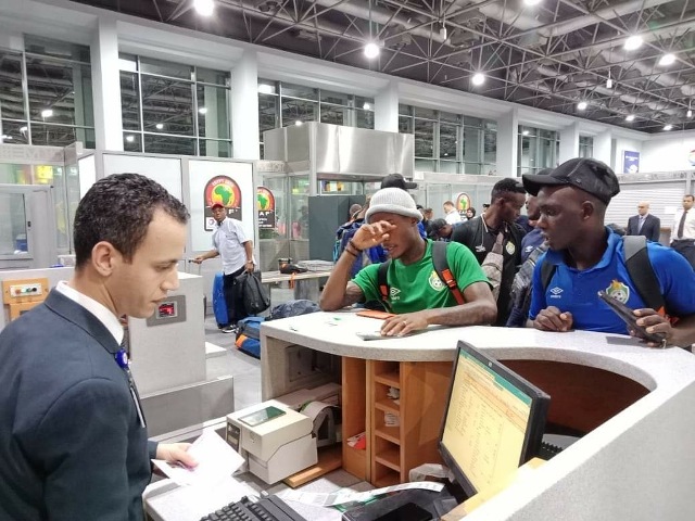 بالصور - منتخب زيمبابوي يغادر مطار القاهرة بعد وداع البطولة الأفريقية