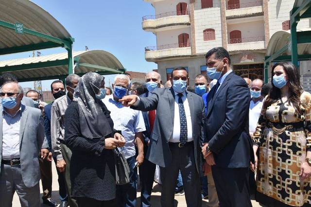 محافظ البحيرة يتفقد موقف سيارات كوم حماده.. بالصور