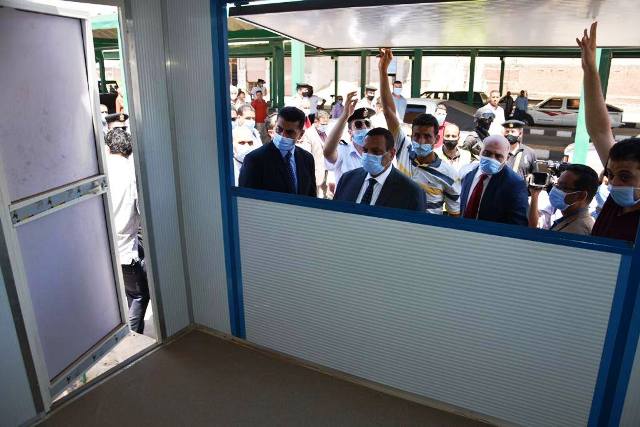 محافظ البحيرة يتفقد موقف سيارات كوم حماده.. بالصور