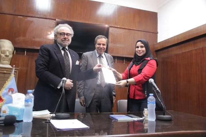 شعبة النقد الفنى.. انضمام الدكتورة ناهد عبد الحميد إلى عضوية اتحاد كتاب مصر