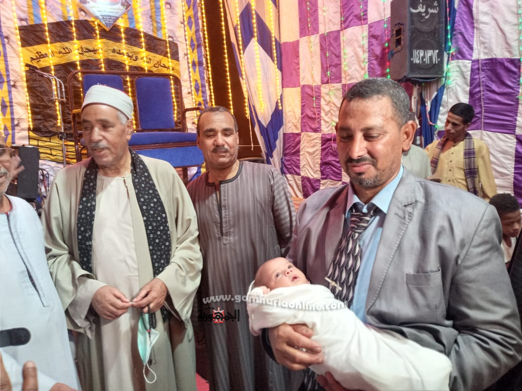بعد 20 عاما من الزواج يرزق بطفلة جميلة .. صور 