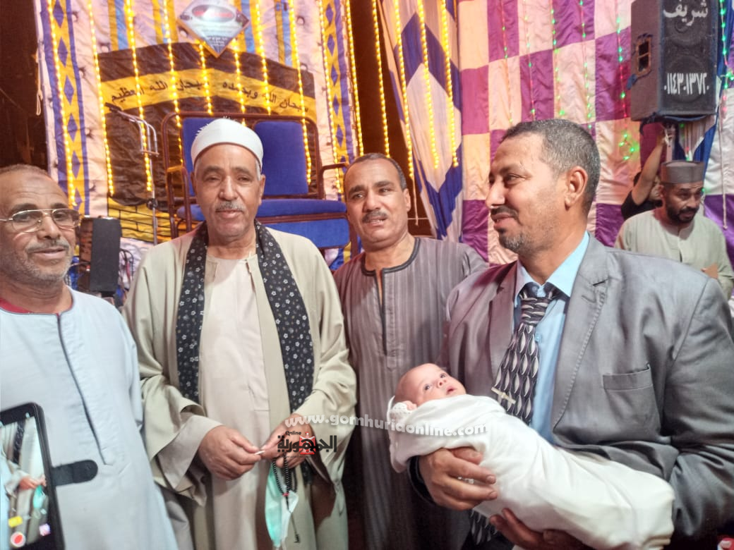 بعد 20 عاما من الزواج يرزق بطفلة جميلة .. صور 