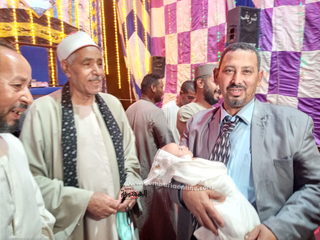 بعد 20 عاما من الزواج يرزق بطفلة جميلة .. صور 