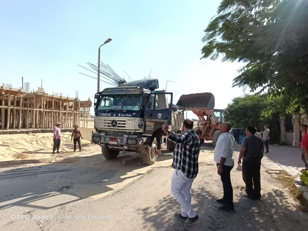 جهاز مدينة العبور يتحفظ على ٧طن حديد فى حملة على القطع المخالفة.. بالصور