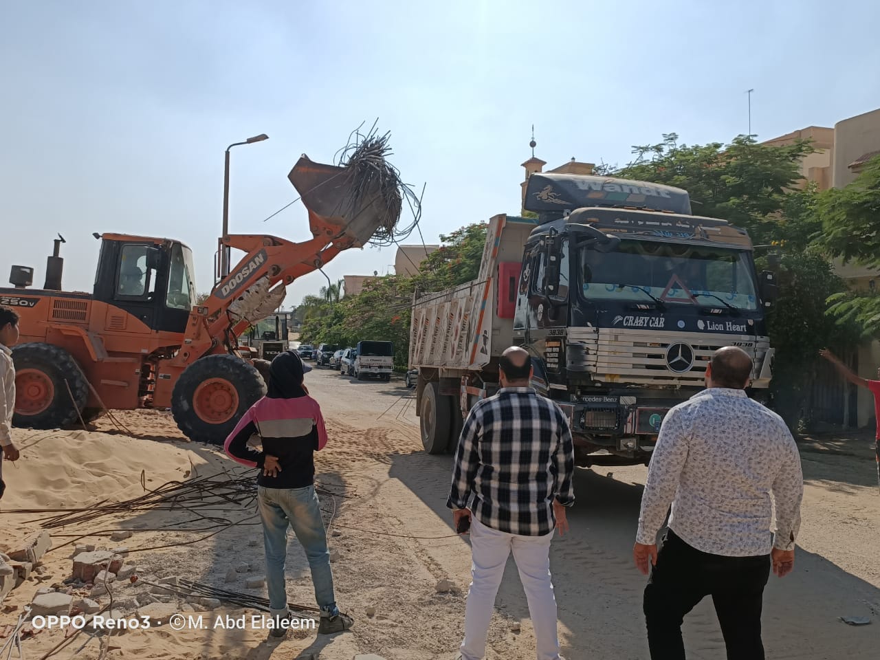 جهاز مدينة العبور يتحفظ على ٧طن حديد فى حملة على القطع المخالفة.. بالصور